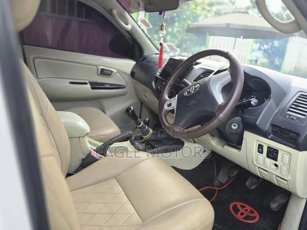 Toyota Hilux 2.5 D-4D 4X4 SRX 2012 White