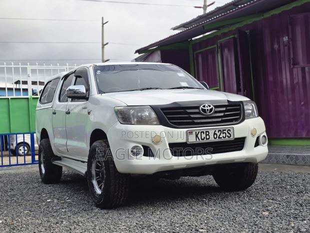 Toyota Hilux 2.5 D-4D 4X4 SRX 2012 White