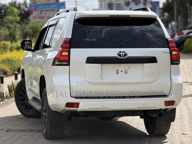 Toyota Land Cruiser Prado 2.7 2023 White