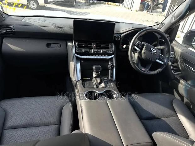 Toyota Land Cruiser LC300 2023 White