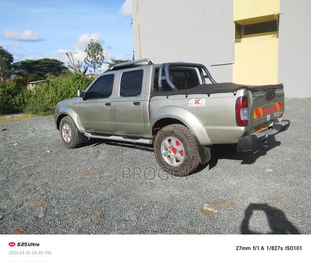 Nissan Hardbody 2000i 2006 Gold