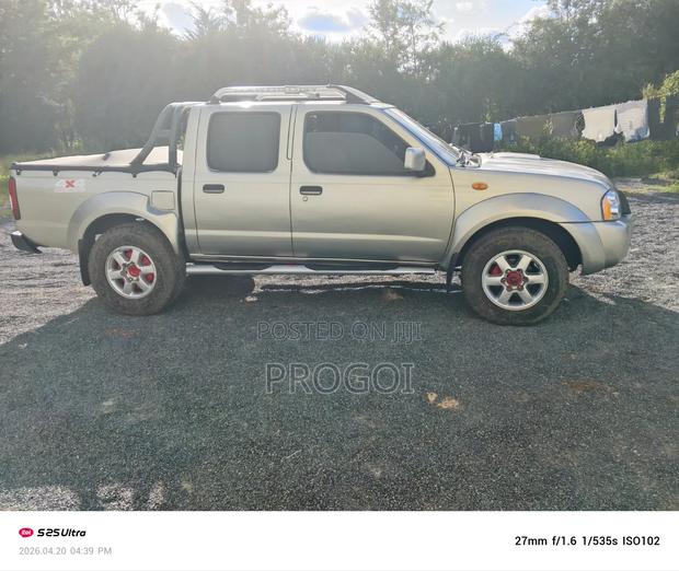 Nissan Hardbody 2000i 2006 Gold