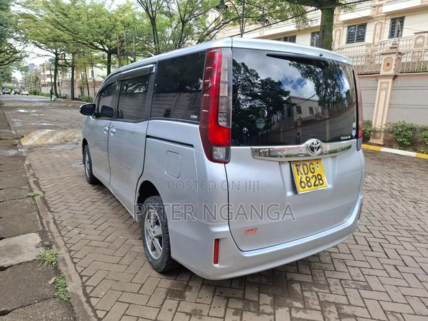 Toyota Noah 2.0 FWD (8 Seater) 2015 Gray