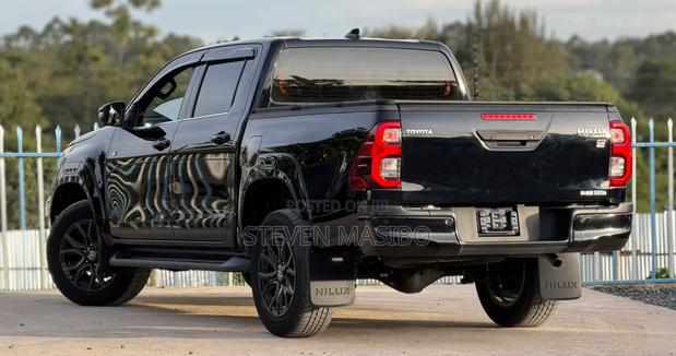 Toyota Hilux 2021 Black