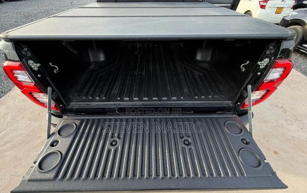 Toyota Hilux 2021 Black