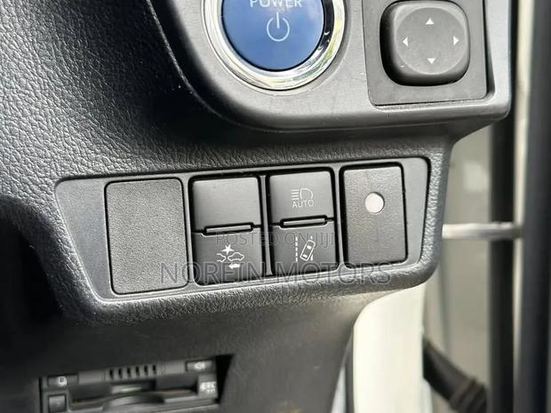 Toyota Corolla Fielder 1.5 Hybrid FWD 2019 Pearl