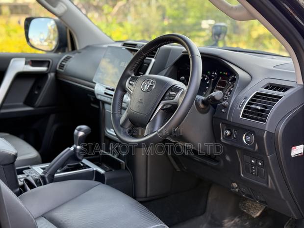 Toyota Land Cruiser Prado 2.7 2022 Black