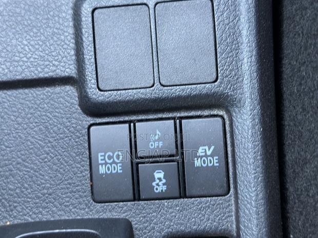 Toyota Axio 1.5 Hybrid 2WD 2019 Silver