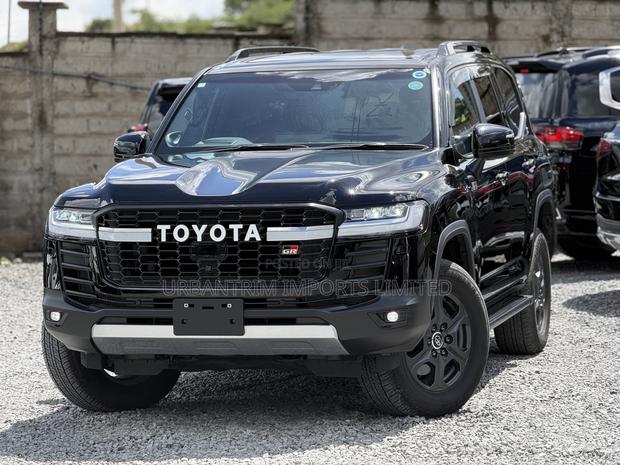 Toyota Land Cruiser LC300 2023 Black