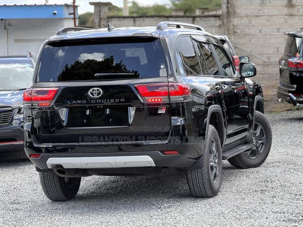 Toyota Land Cruiser LC300 2023 Black