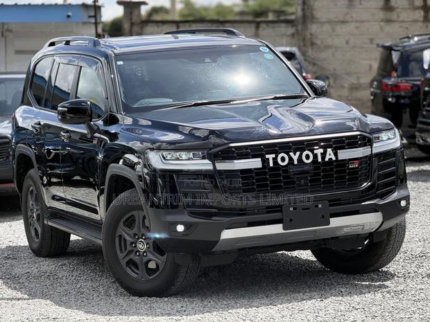 Toyota Land Cruiser LC300 2023 Black