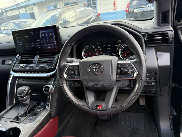 Toyota Land Cruiser LC300 2023 Black