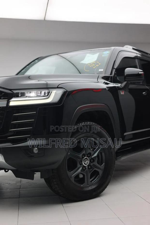 Toyota Land Cruiser LC300 2022 Black