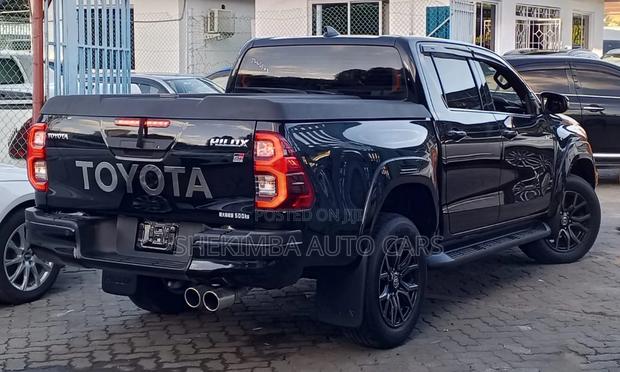 Toyota Hilux 2023 Black