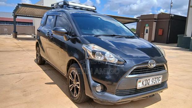 Toyota Sienta 2017 Black