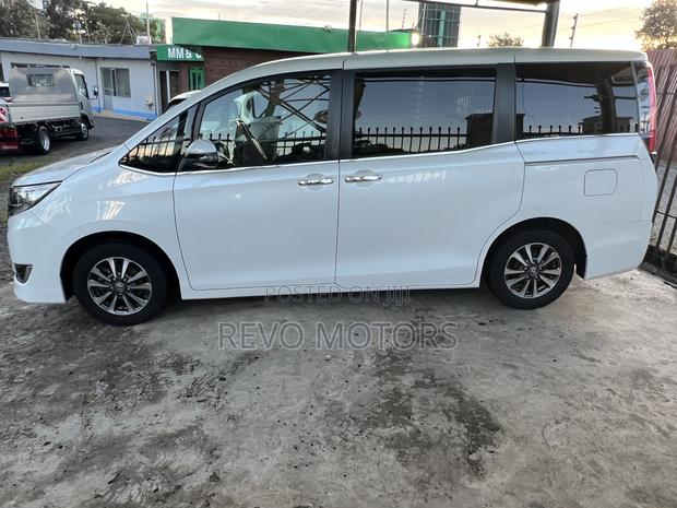 Toyota Esquire 2019 Pearl