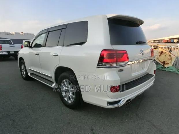 Toyota Land Cruiser 4.6 V8 ZX 2019 White