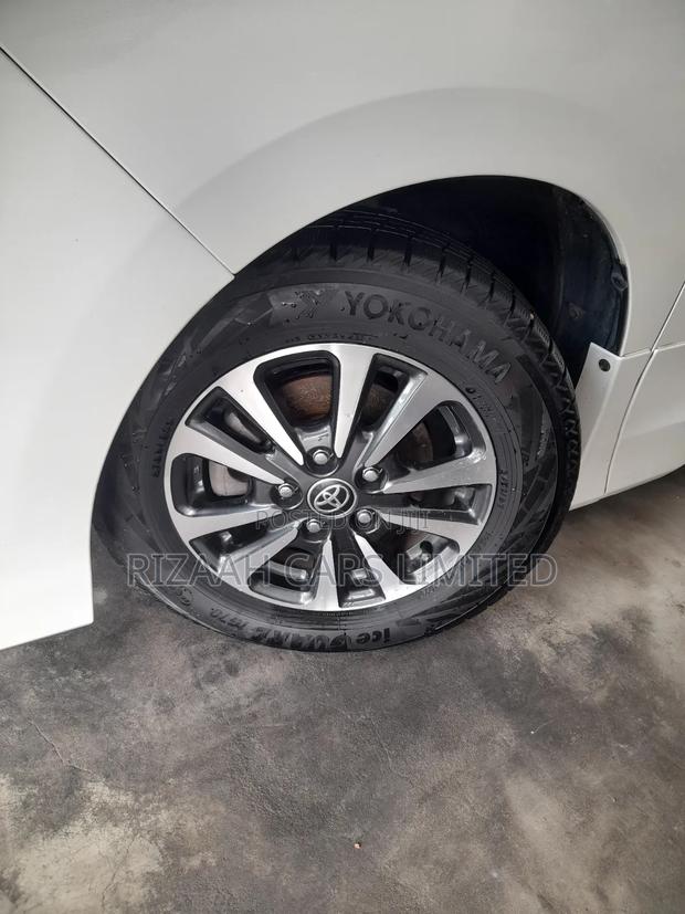 Toyota Esquire 2.0 AWD (7 seater) 2019