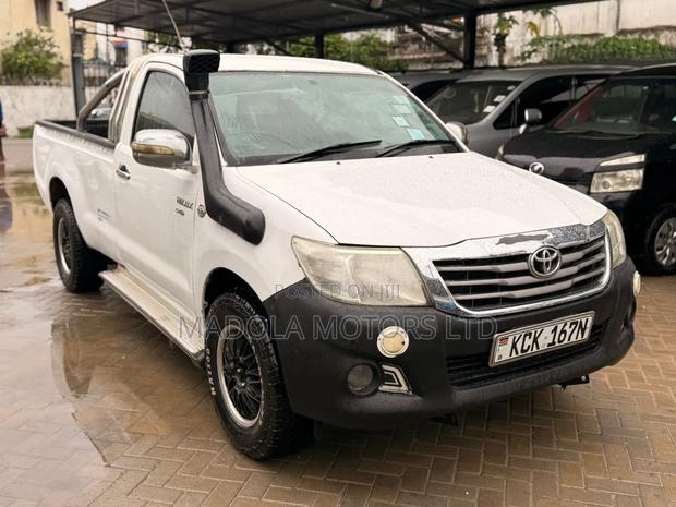 Toyota Hilux SR 2015 White