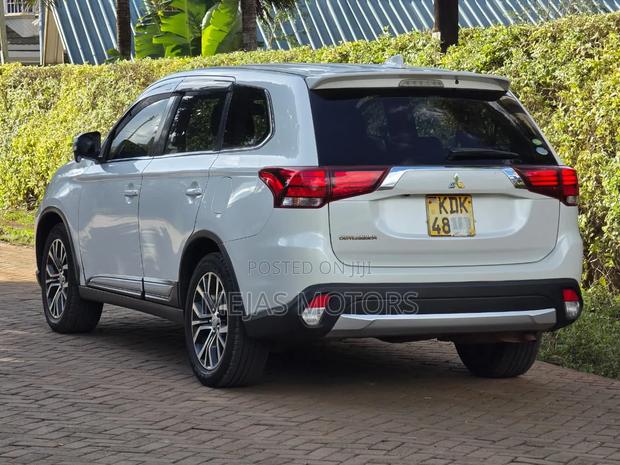 Mitsubishi Outlander 2016 White