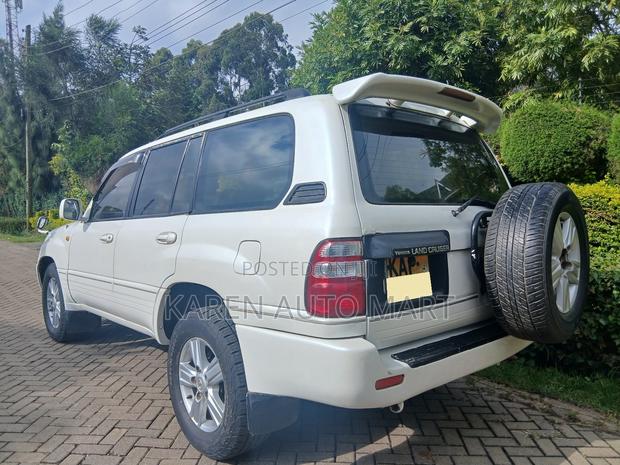 Toyota Land Cruiser 2000 White