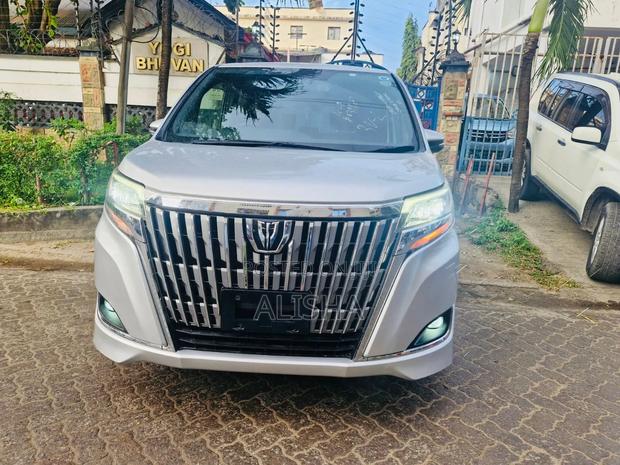 Toyota Esquire 2018 Silver