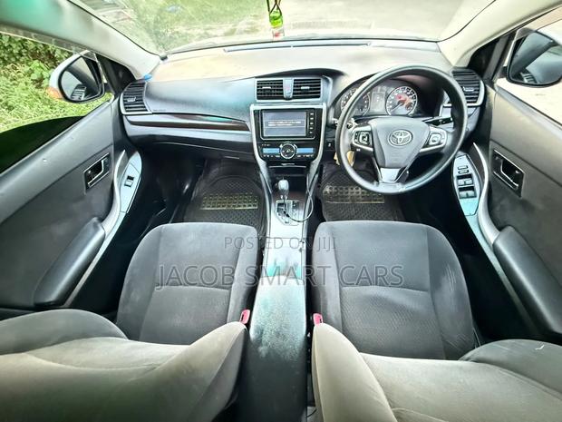 Toyota Premio 2018 Silver