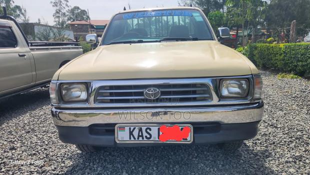 Toyota Hilux 2004 Beige