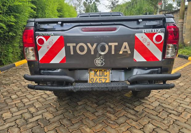 Toyota Hilux 2021 Gray