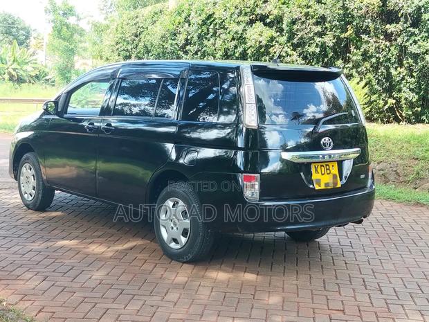 Toyota ISIS 2013 Black