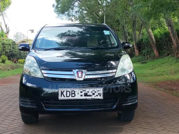 Toyota ISIS 2013 Black