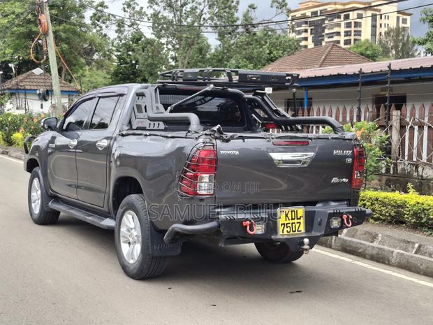 Toyota Hilux 2016 Gray