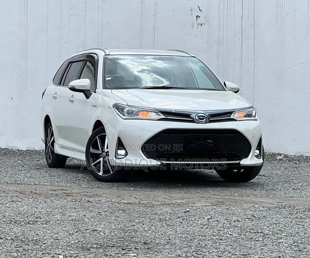 Toyota Corolla Fielder 1.5 Hybrid FWD 2019 Silver