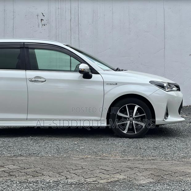Toyota Corolla Fielder 1.5 Hybrid FWD 2019 Silver