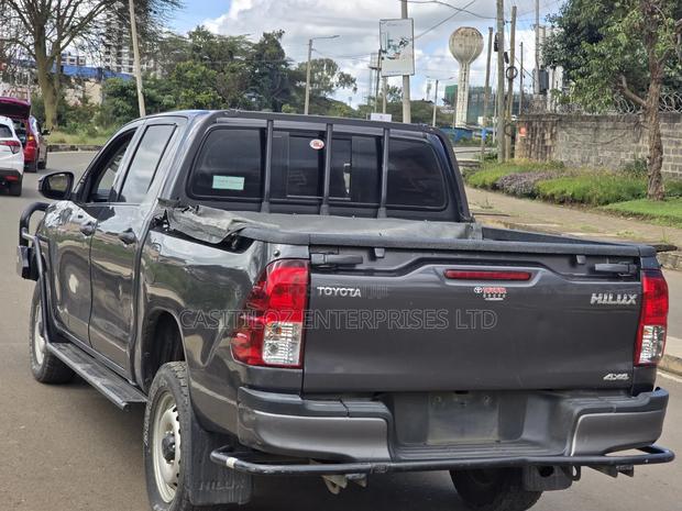 Toyota Hilux 2021 Gray
