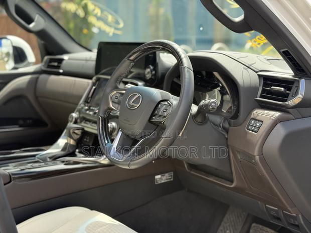 Lexus LX 600 2022 White