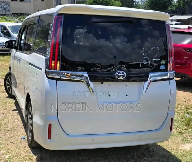 Toyota Esquire 2.0 AWD (7 seater) 2019 Off white
