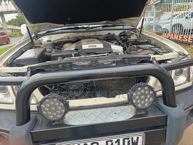 Toyota Land Cruiser 2001 White