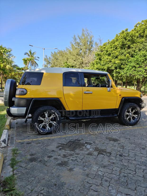 Toyota FJ Cruiser 2012 Yellow