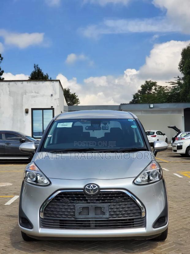 Toyota Sienta 2019 Silver