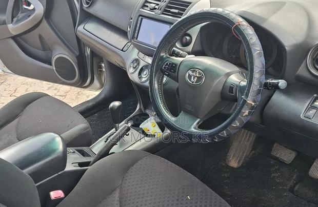 Toyota Vanguard 2010 Silver