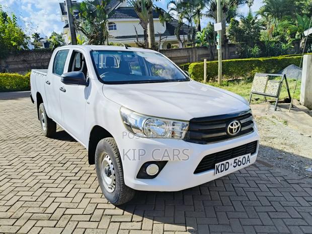 Toyota Hilux 2022 White