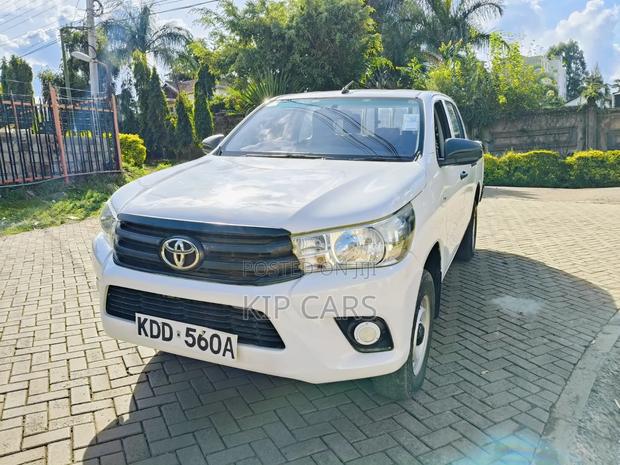 Toyota Hilux 2022 White
