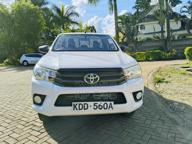 Toyota Hilux 2022 White