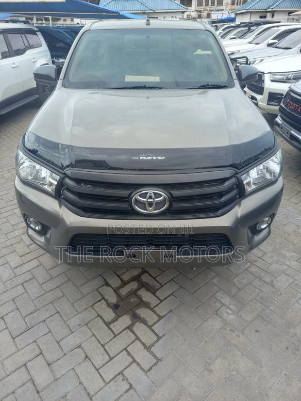 Toyota Hilux 2019 Gray