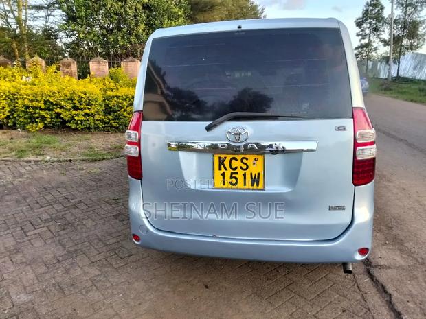 Toyota Noah 2.0 143hp AWD (8 Seater) 2012 Blue