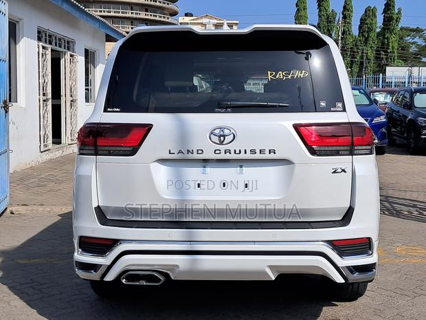 Toyota Land Cruiser LC300 2023 White