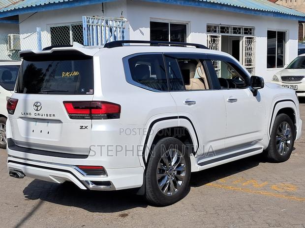 Toyota Land Cruiser LC300 2023 White