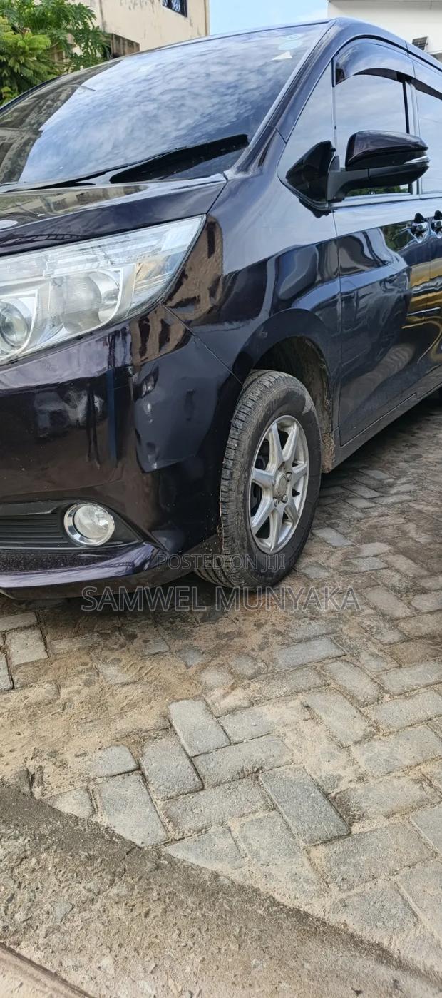 Toyota Noah 2.0 FWD (8 Seater) 2017 Purple