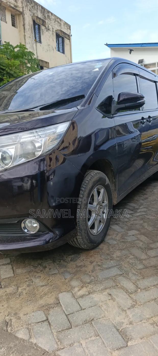 Toyota Noah 2.0 FWD (8 Seater) 2017 Purple